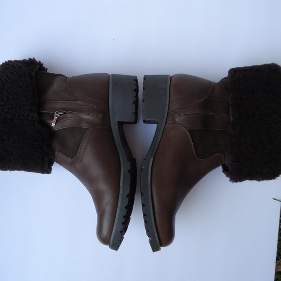 SIZE 7.5. Ugg shearling cuff leather ankle boot. - Picture 3 of 8